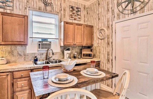 San Jacinto Cottage | King Bed-Fenced Yard-Free Parking-Dog Friendly-East End