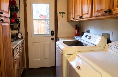 Big Bear Cabin | KING Bed + Fire Pit + Spa+ Coffee Bar + Private driveway + Centrally located