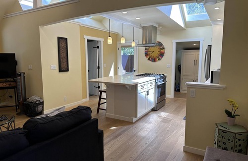 Old Bend House | King bed, Fireplace, 100+mbps Wifi, AC, Big Yard, So Walkable