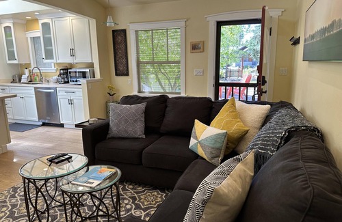 Old Bend House | King bed, Fireplace, 100+mbps Wifi, AC, Big Yard, So Walkable