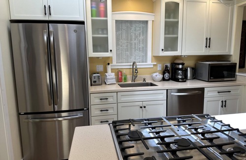 Old Bend House | King bed, Fireplace, 100+mbps Wifi, AC, Big Yard, So Walkable