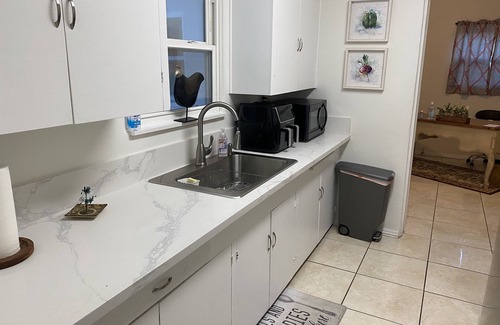 San Carlos House | King bed,Free Coffee & Hi-speed wifi Secure Off Street Parking