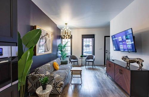 South Side Flats House | King Bed/Free Parking/BBQ/Fire pit/Arcade