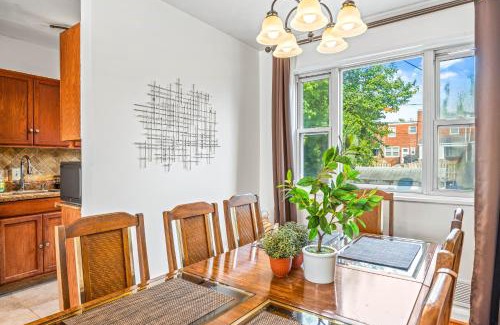 Southwest Quadrant House | - King Bed & Free Parking - Vintage Retreat -