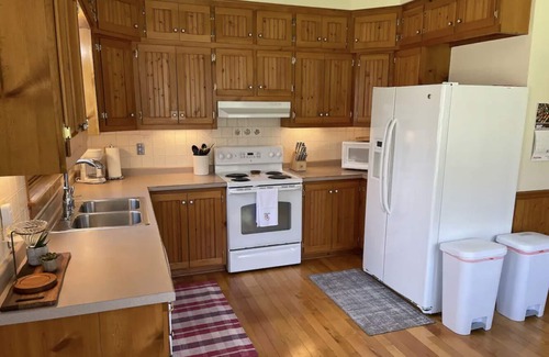 Sister Bay House | King bed, fully stocked kitchen, 2.5 acres of secluded beauty