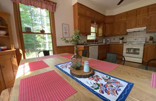 Sister Bay House | King bed, fully stocked kitchen, 2.5 acres of secluded beauty