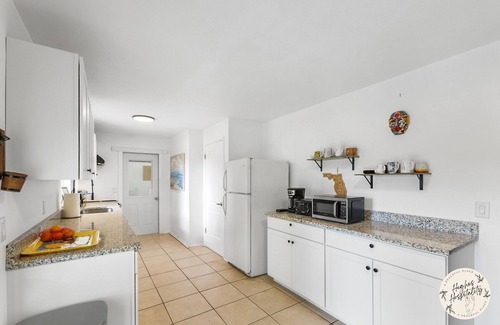 Brentwood Park House | KING BED! Games! Central Location. Big Weekly/Monthly Discount!