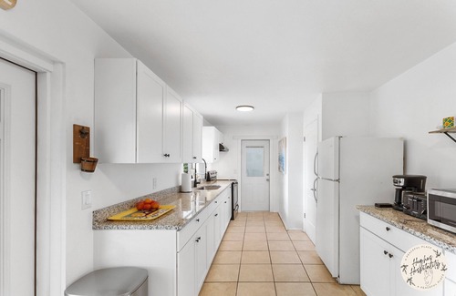 Brentwood Park House | KING BED! Games! Central Location. Big Weekly/Monthly Discount!