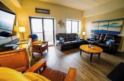 Sugar Mountain Condo | King bed, Gig-Speed Internet, Mountain View, Ski