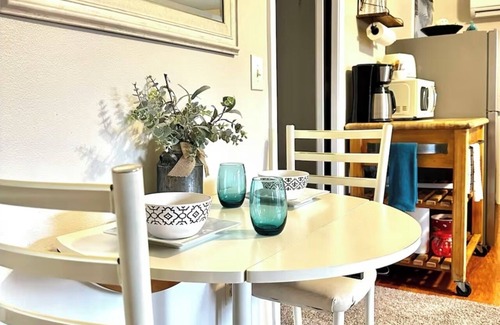 Medford Apartment | King Bed Guest Studio w/covered parking, private patio, Kitchenette,