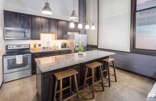 Strip District Apartment | King Bed - Heart of PB - Jaw-Dropping Rooftop+Gym