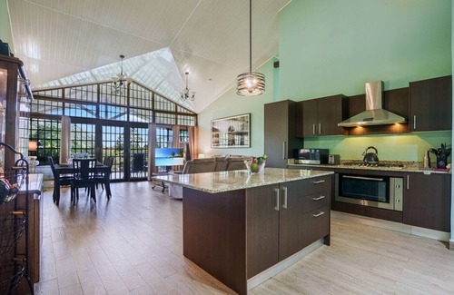 Nueva California House | King bed & hot tub in cloud forest mountains