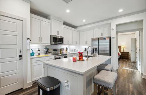 West Dallas House | King Bed, Hot Tub, BBQ, Large Yard & Garage!