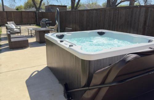 West Dallas House | King Bed, Hot Tub, BBQ, Large Yard & Garage!
