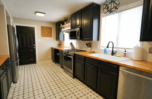 Homerville House | King bed, Hot Tub, Family Friendly