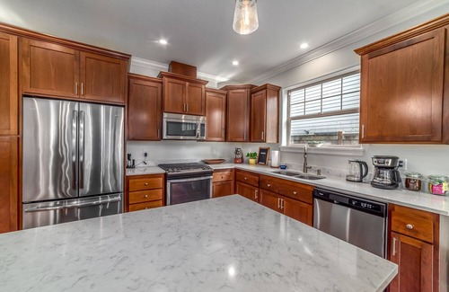 Cal Young House | KING Bed Hot Tub Game Room Walk to Dining, Shops & Autzen