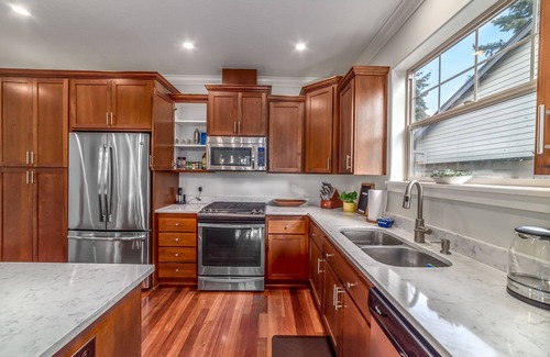 Cal Young House | KING Bed Hot Tub Game Room Walk to Dining, Shops & Autzen