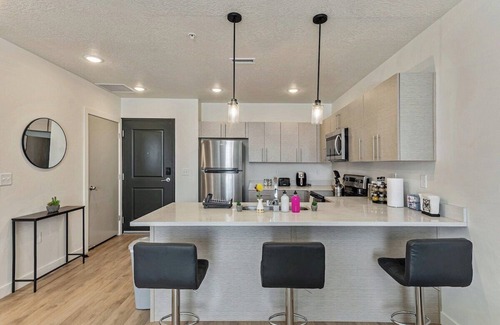 Draper Apartment | King Bed - Hot tub - Gym - 65" TV