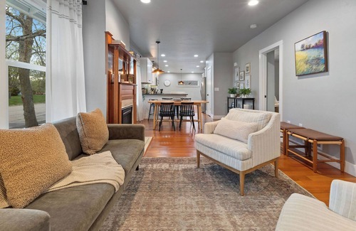 Windsor House | King bed! Hot Tub! Near Park! Family Friendly!