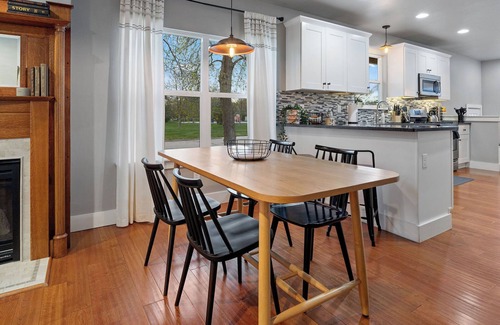Windsor House | King bed! Hot Tub! Near Park! Family Friendly!