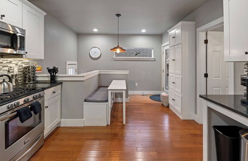 Windsor House | King bed! Hot Tub! Near Park! Family Friendly!