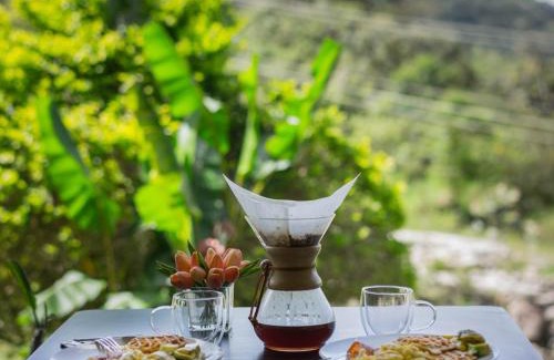 Nueva California House | KING BED & HOT TUB in Cloud Forest Mountains with WIFI, Volcán, Panama