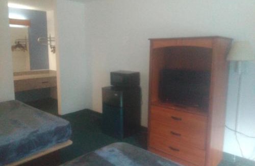 Livingston Apartment | King Bed Hotel Studio 109