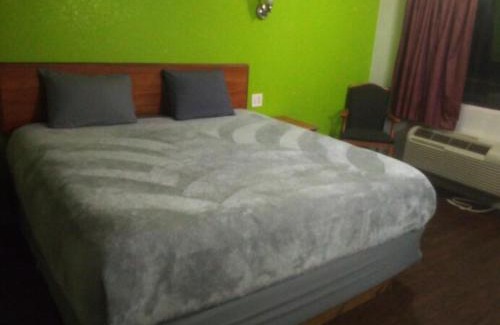 Livingston Apartment | King Bed Hotel Studio 110