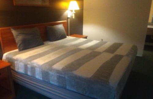 Livingston Apartment | King Bed Hotel Studio 110