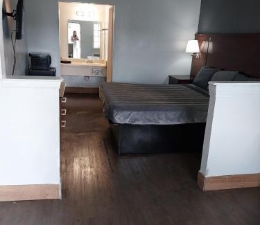 Jackson Apartment | King Bed Hotel Suite 202