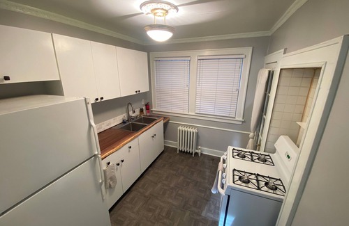 Ferndale House | King Bed in 2-bedroom house in lovely Ferndale with AC