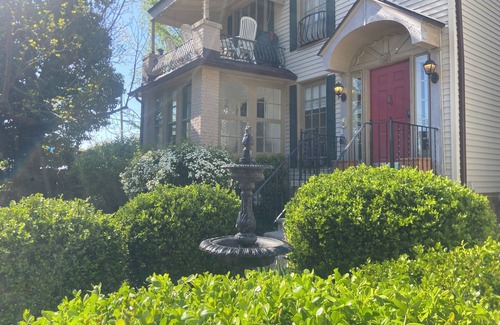 Ferndale House | King Bed in 2-bedroom house in lovely Ferndale with AC