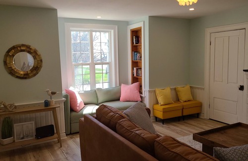 Port Dover Cottage | KING Bed in a Beautiful Cottage Oasis