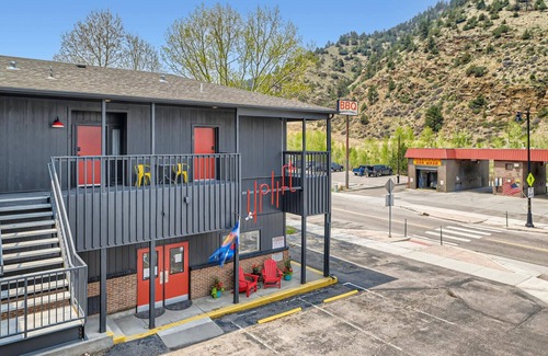 Idaho Springs Hotel | King Bed in Boutique Mtn Motel Suite Idaho Springs