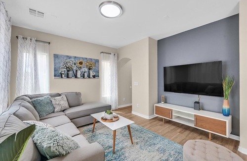 Enterprise House | King Bed in Master!