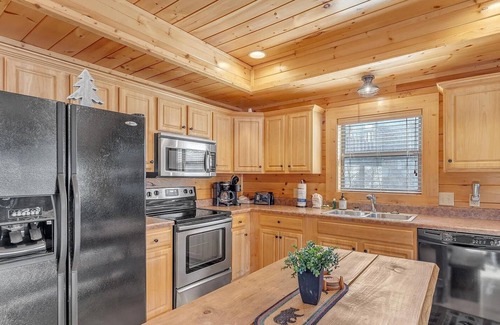 Gatlinburg - Pigeon Forge Cabin | King bed in master suite ~ Spa! ~ 2 Bed + Loft ~ only 8 min to Parkway!