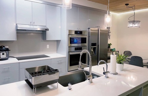 Fremont Condo | King Bed, In-Unit W/D, Carport, Balcony, Netflix