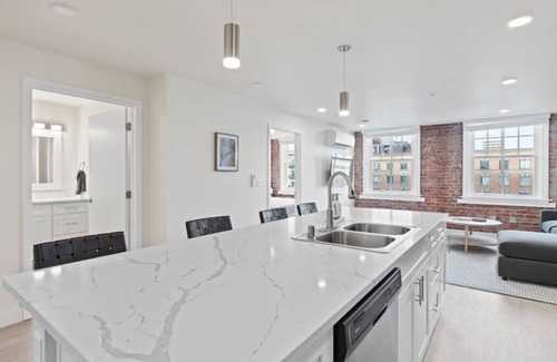 Riverside Apartment | King Bed! J & K on Main Luxury Apartment 402