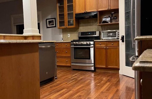 Sherwood Park House | King Bed | Jacuzzi | Fast Wi-Fi