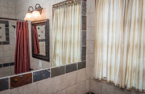 Canyon Lake Cabin | King Bed/Kitchenette/Lake View