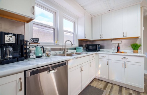 Fort Wayne House | King Bed, Large Deck, Free Bikes, Walk to Lakeside Rose Garden, 2mi to Downtown