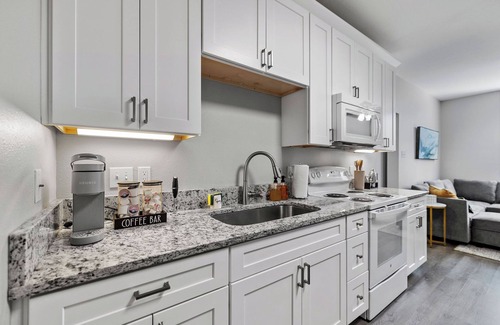 Hammond Apartment | King Bed-Large Living Room-Pool-Hot Tub