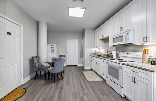 Hammond Apartment | King Bed-Large Living Room-Pool-Hot Tub