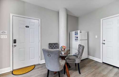 Hammond Apartment | King Bed-Large Living Room-Pool-Hot Tub