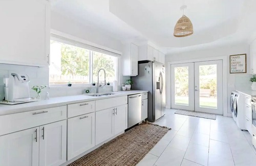 Parker Ridge Cottage | -KING Bed- Large Kitchen- Private Yard- Walk to NEW Golf Course and Parks