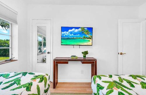 Country Club Park House | King Bed, Long-Term - Tropical Oasis!