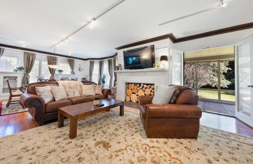 Geneva Apartment | - King Bed - Massive Yard - Fully-Equipped Condo -
