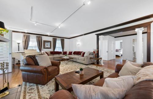 Geneva Apartment | - King Bed - Massive Yard - Fully-Equipped Condo -