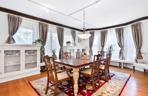 Geneva Apartment | - King Bed - Massive Yard - Fully-Equipped Condo -