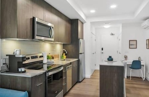Crescent Heights Apartment | King Bed | Mins to Saddledome | Cgy Tower Views